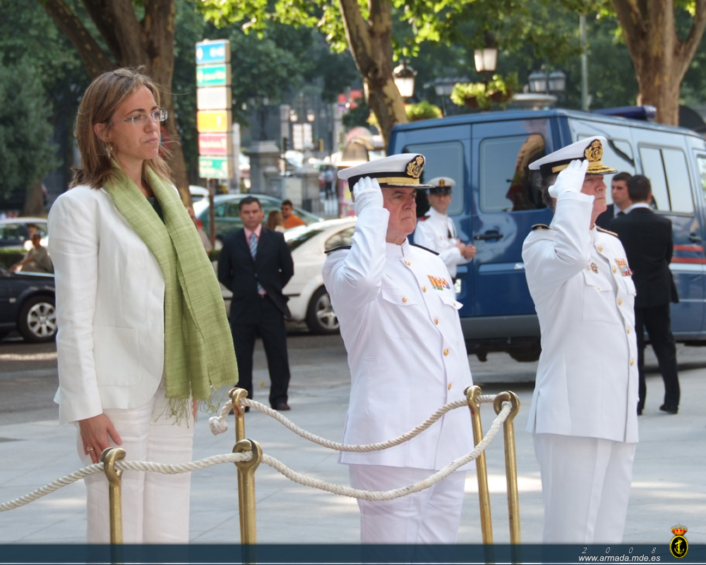 La ministra de Defensa Carme Chacón recibe honores acompañada por los almirantes generales Rebollo y Zaragoza